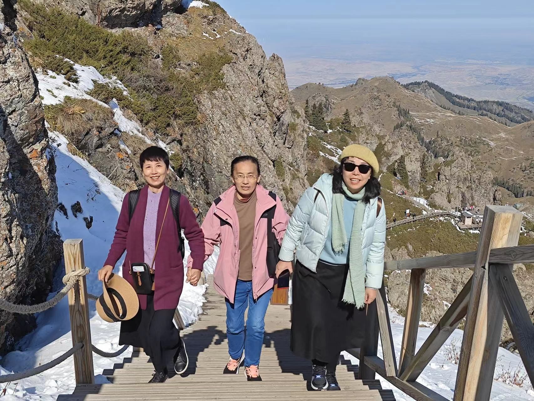 点击查看详细信息　标题：济宁青年旅行社游客在新疆，导游随拍　 阅读次数：206