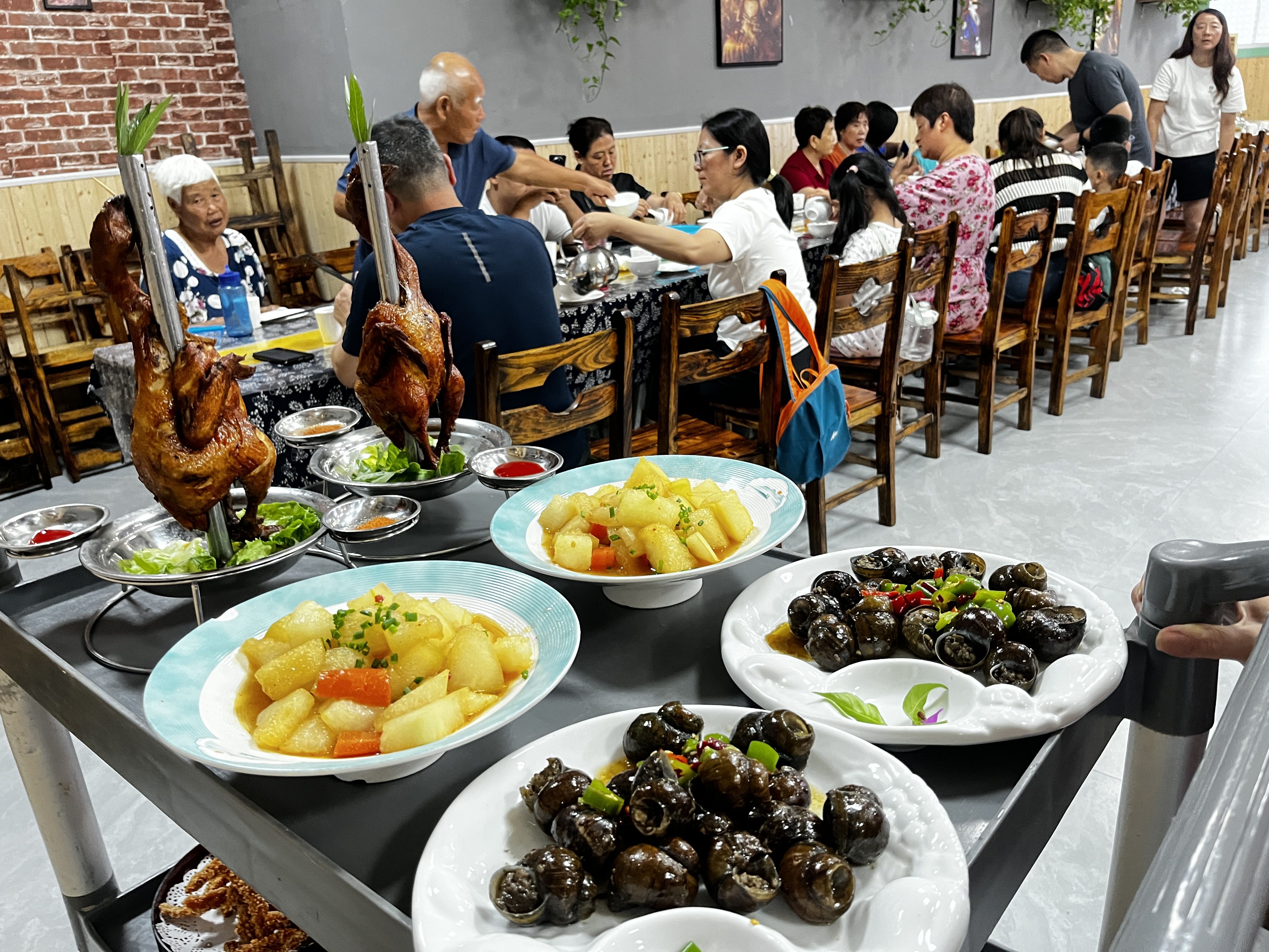 点击查看详细信息　标题：青旅游客在桂林用餐 | 济宁旅行社13792310010　 阅读次数：73
